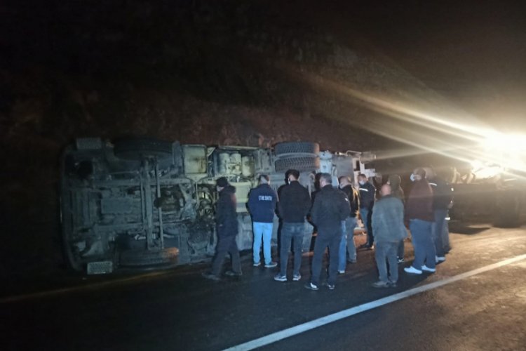 İki &ccedil;&ouml;p kamyonu kafa kafaya &ccedil;arpıştı: 2 yaralı