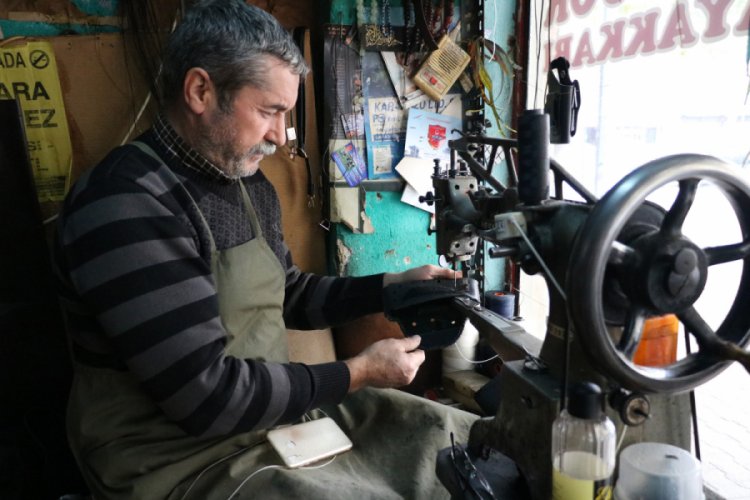 1,5 metrekarelik d&uuml;kkanına 29 yıl sığdırdı
