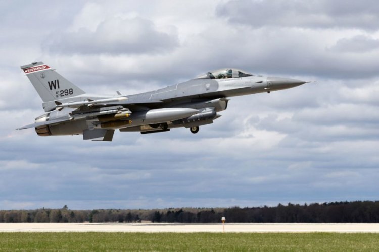 Michigan'da d&uuml;şen F-16'nın pilotu &ouml;ld&uuml;