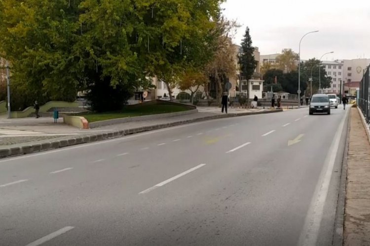 Halk otob&uuml;s&uuml;n&uuml;n altında kalan 44 yaşındaki kadın hayatını kaybetti