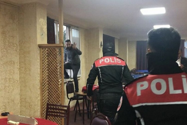 Ceza yememek i&ccedil;in camdan atladılar