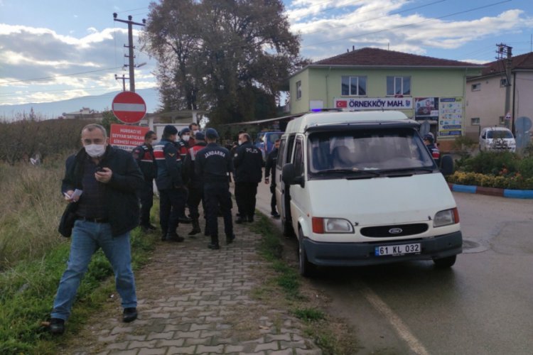 Bursa'da k&ouml;ydeki kavgada araya girdi sa&ccedil;malarla vuruldu