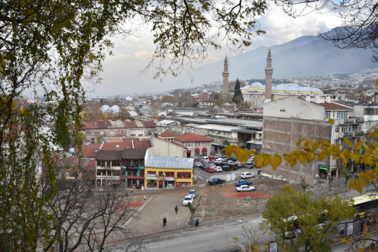 Bursa'da tarih değer buluyor! 15 d&uuml;kkan daha yıkıldı