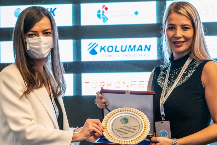 Bursa DOSABSİAD Başkanı &Ccedil;evikel, Yılın En Başarılı STK Kadın Başkanı &Ouml;d&uuml;l&uuml;'n&uuml; aldı