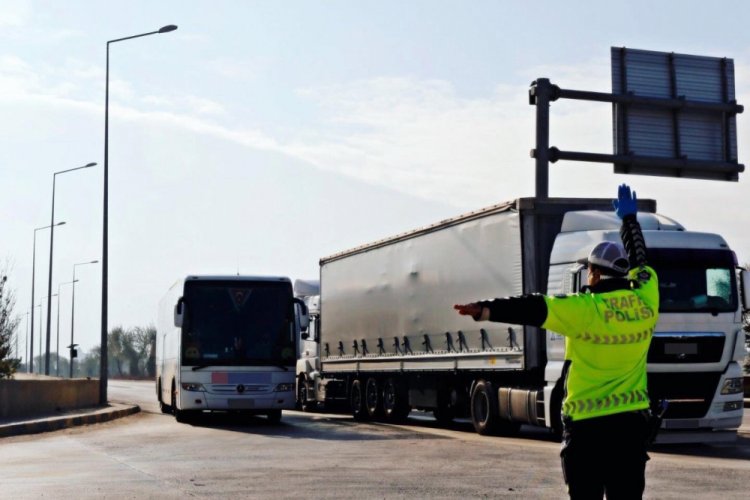 Trafik denetimlerinde 3 bin 179 s&uuml;r&uuml;c&uuml;ye ceza
