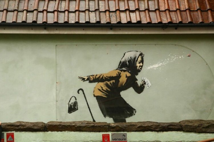 Gizemli sokak sanat&ccedil;ısı Banksy'den yeni bir koronavir&uuml;s grafitisi