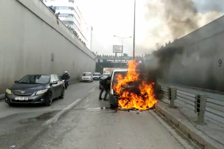 Zincirleme kazada sivil polislerin aracı alev aldı