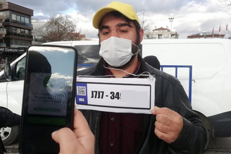 HES kodunu plaka yapıp boynuna astı