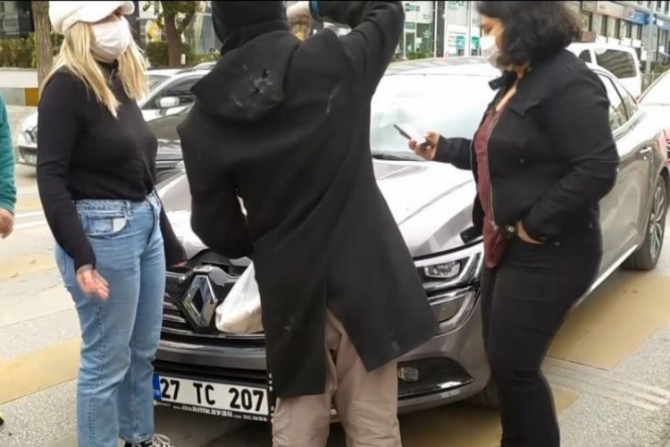 Işıklarda duran gen&ccedil; kızın aracına &ccedil;arpıp ka&ccedil;tı