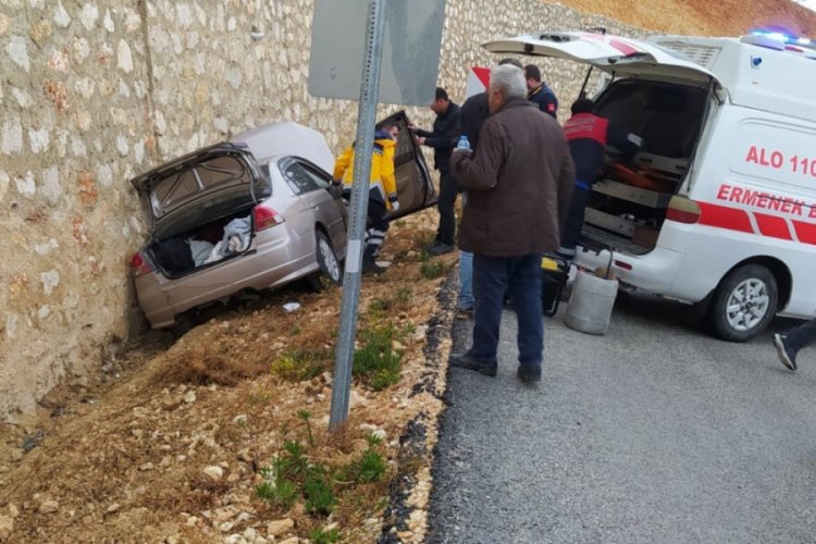 Kontrolden &ccedil;ıkan otomobil istinat duvarına &ccedil;arptı