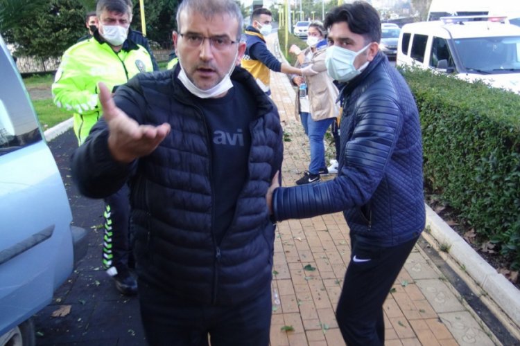 Kaza yapan eşinin sağlığını bırakıp aracının derdine d&uuml;şt&uuml;