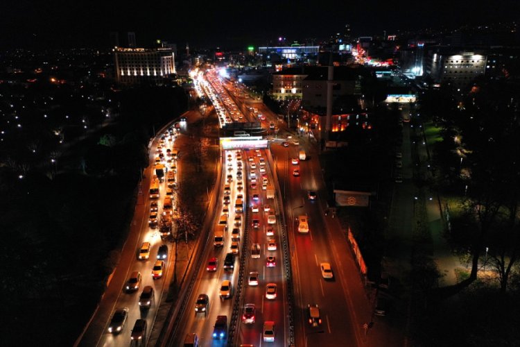 Bursa'da sokağa &ccedil;ıkma kısıtlaması &ouml;ncesi trafikte yoğunluk yaşandı