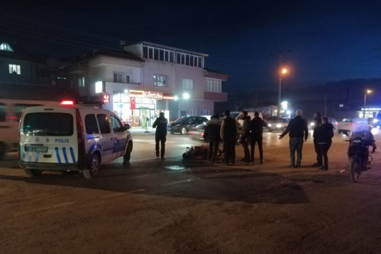 Bursa'da kamyonetle &ccedil;arpışan motosikletin s&uuml;r&uuml;c&uuml;s&uuml; yaralandı