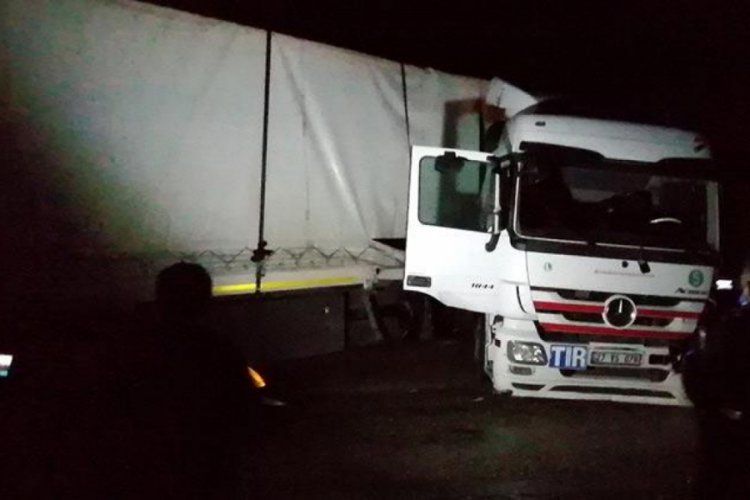 TIR'dan fırlayan s&uuml;r&uuml;c&uuml; denize d&uuml;şerek kayboldu