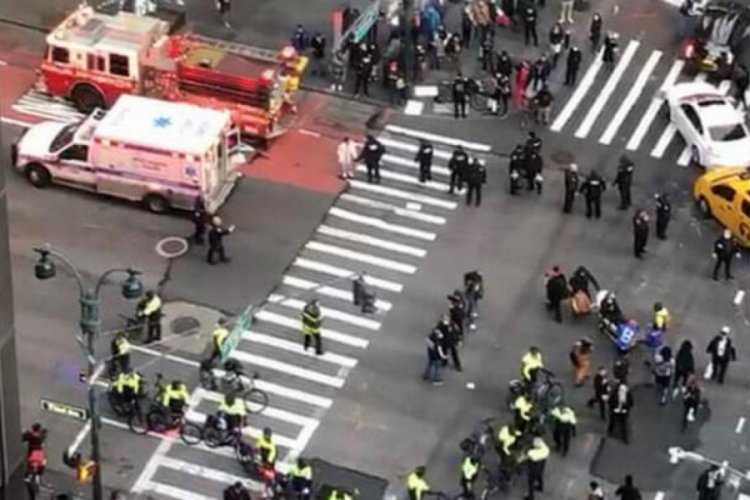 ABD'de protesto g&ouml;sterisinde kalabalık gruba ara&ccedil; daldı!
