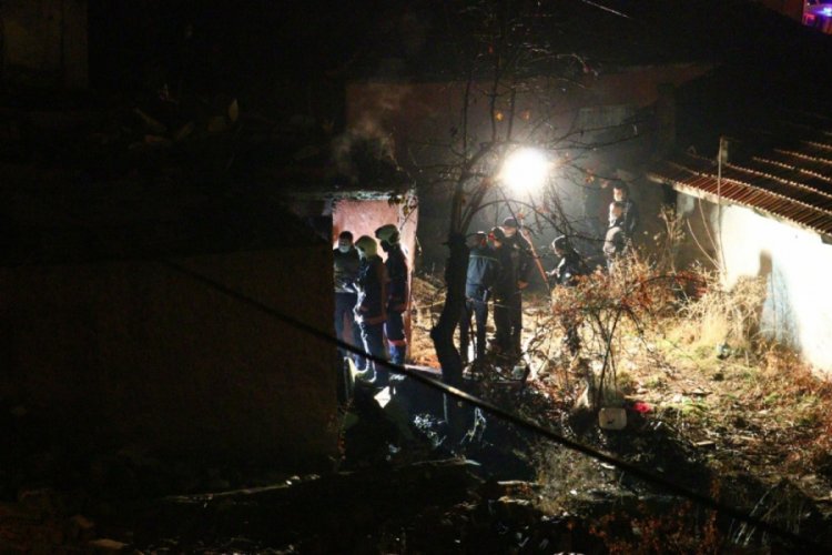 Evden kovulan gen&ccedil;, kaldığı barakada &ccedil;ıkan yangında hayatını kaybetti