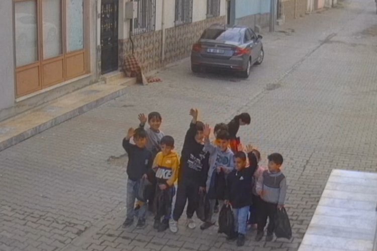 Bursa'da &ccedil;ocuklar sokak sokak gezip &ccedil;&ouml;p topladı, kameraya el salladı