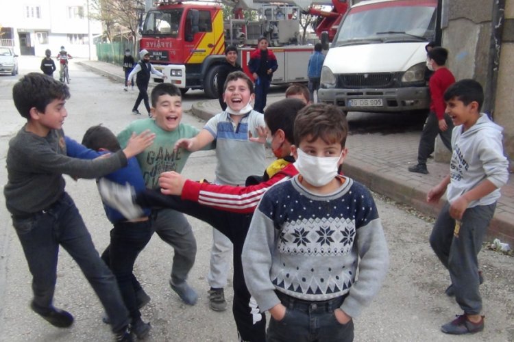 Bursa'da itfaiye, polis ve basını g&ouml;ren &ccedil;ocuklar sokağa koştu