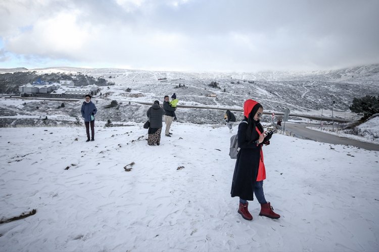 Bursa Uludağ'daki kar yağışı turizmcileri sevindirdi