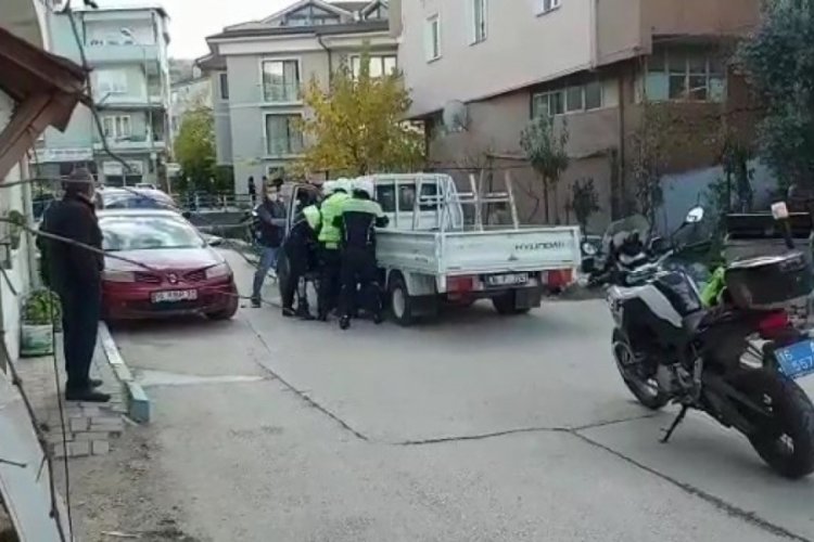 Bursa'da maskesiz s&uuml;r&uuml;c&uuml; polisten ka&ccedil;tı ceza yemekten kurtulamadı