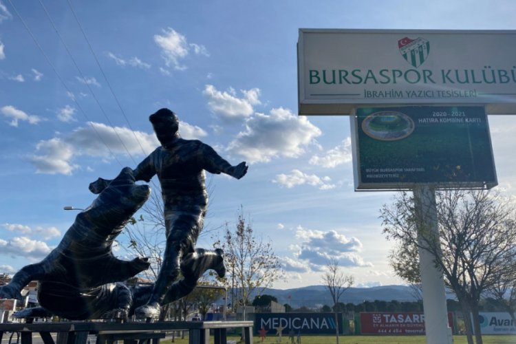 Bursaspor'da Batalla'nın heykeli tesislerin girişine konuldu
