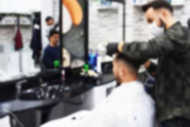 Kuaf&ouml;rde skandal! Krem s&uuml;rme bahanesiyle taciz etmiş