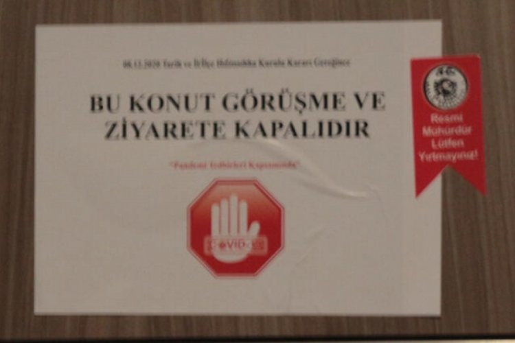 Koronavir&uuml;s pozitif vakaların bulunduğu hanelere uyarı yazısı asıldı