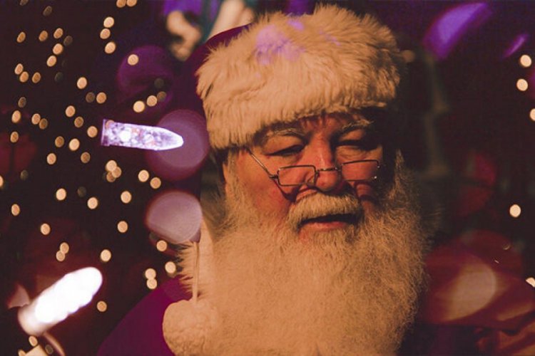Bel&ccedil;ika'da huzurevinde hediye dağıtan 'Noel Baba' en az 45 kişiye koronavir&uuml;s bulaştırdı