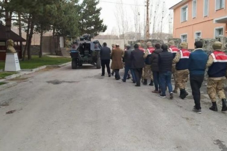 Askerlere taşlı sopalı saldırıda bulunan ter&ouml;r &ouml;rg&uuml;t&uuml;ne m&uuml;zahir 5 kişi tutuklandı