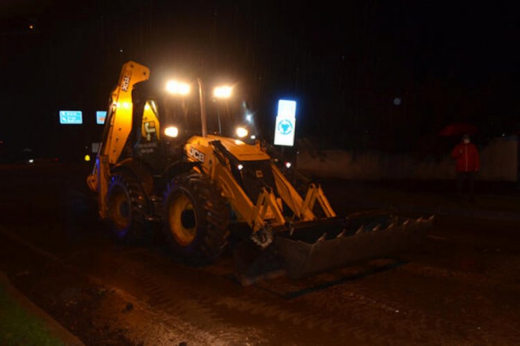 Dere taştı, kara yolu ulaşıma kapandı