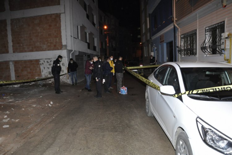 Arkadaşını vurmak isterken kendisini yaraladı