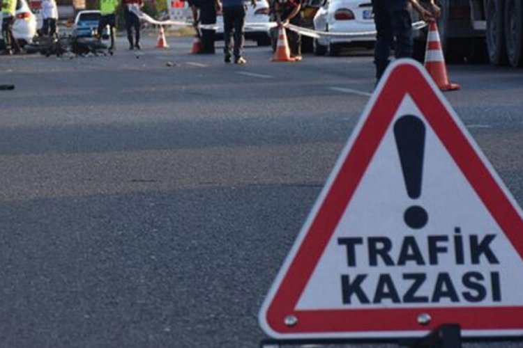 Otomobil tomruk kamyonuna &ccedil;arptı: 2 yaralı