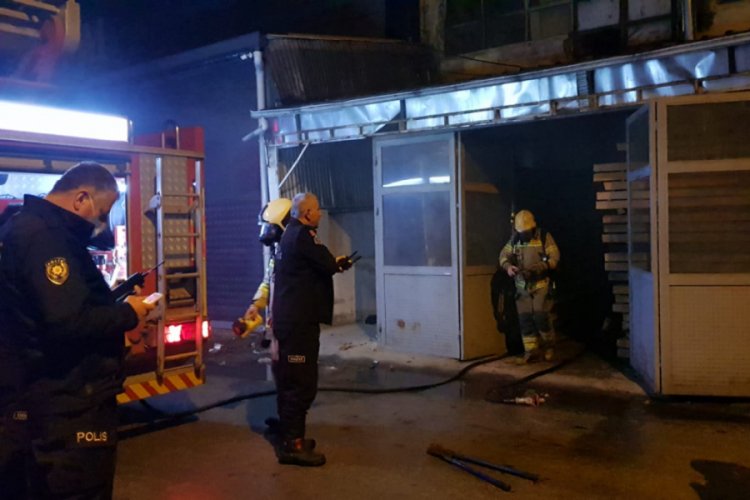 Bursa'da kereste at&ouml;lyesindeki yangın itfaiye tarafından s&ouml;nd&uuml;r&uuml;ld&uuml;