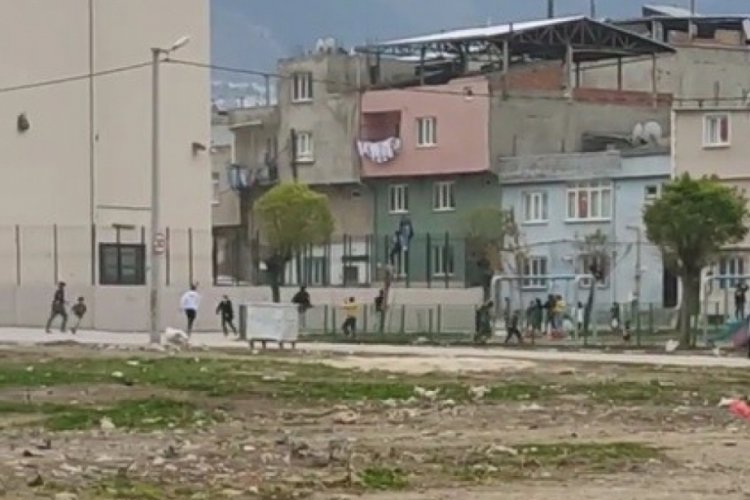 Bursa'da kısıtlamada halı sahada top oynayan &ccedil;ocuklar polisi g&ouml;r&uuml;nce b&ouml;yle ka&ccedil;tı