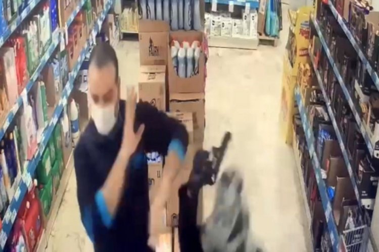 Market &ccedil;alışanının dehşeti yaşadığı soygun girişimi kamerada