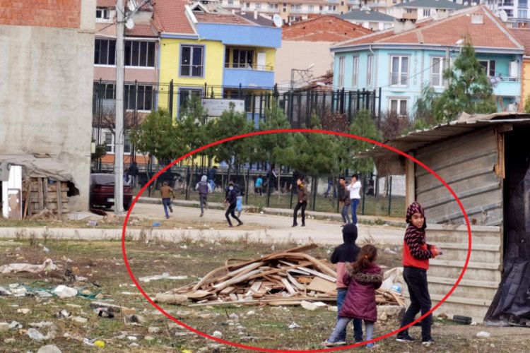 Bursa'da kısıtlamayı ihlal eden &ccedil;ocukların polisten ka&ccedil;tığı anlar kamerada