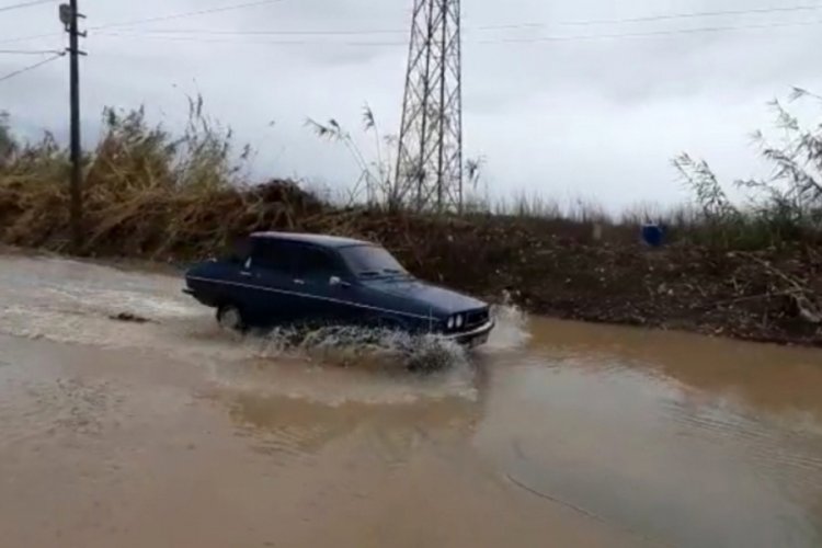 Serik'te sağanak cadde ve sokakları g&ouml;le &ccedil;evirdi