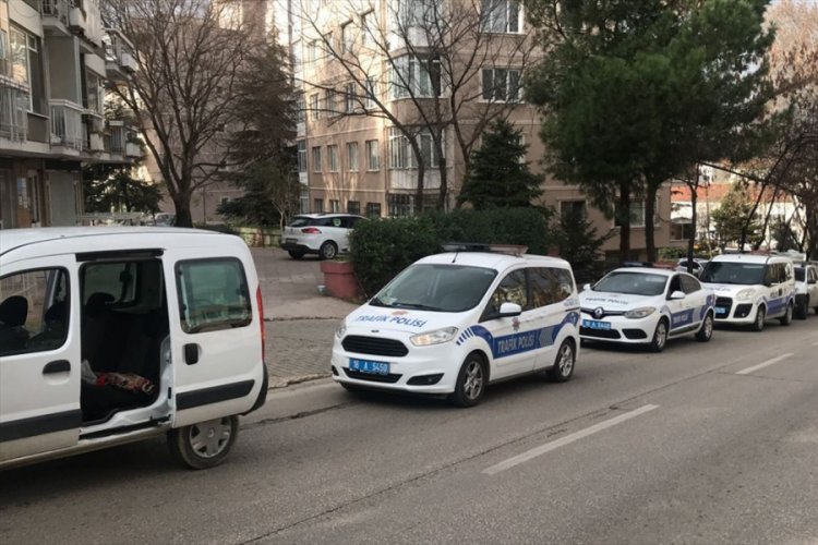 Bursa'da polisten ka&ccedil;maya &ccedil;alışan ş&uuml;phelilerin aracından uyuşturucu &ccedil;ıktı