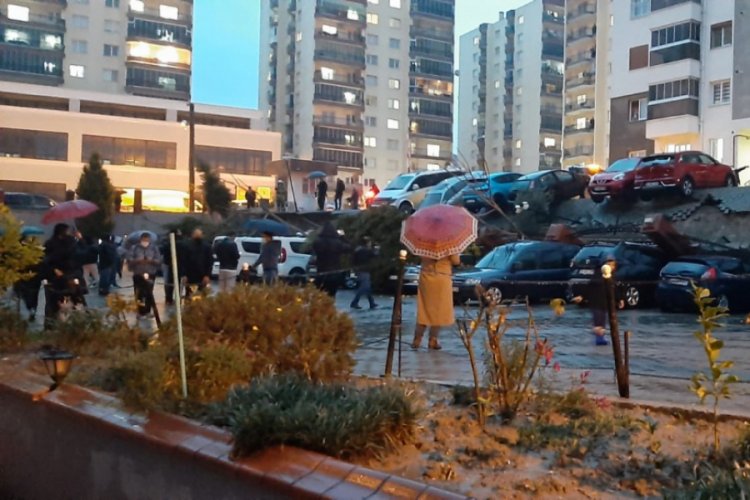 İstinat duvarı &ccedil;&ouml;kt&uuml;, 20 ara&ccedil;ta hasar oluştu