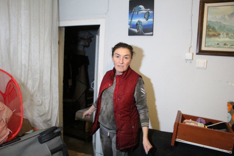 Yağmur suyu dolan dairede mahsur kadın son anda kurtarıldı