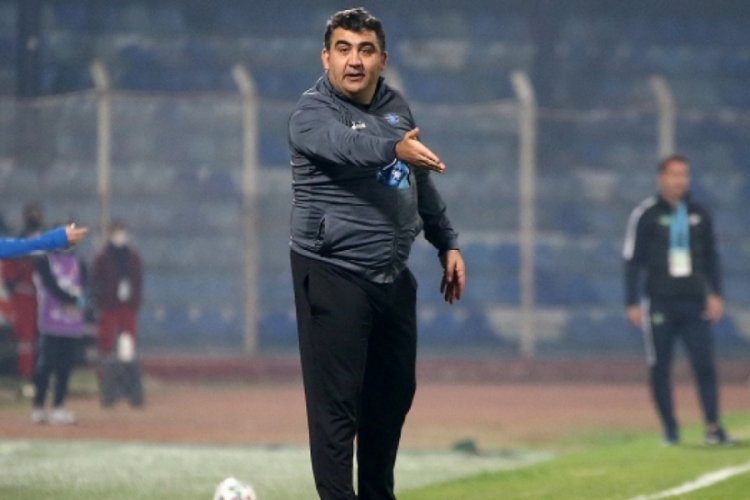 &Uuml;mit &Ouml;zat istifa etti