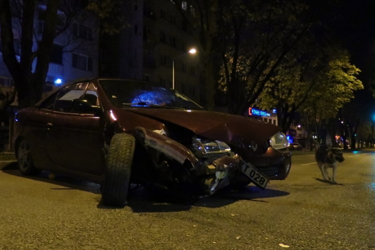 Bursa'da alkollü sürücü boş yolda bariyerlere çarptı