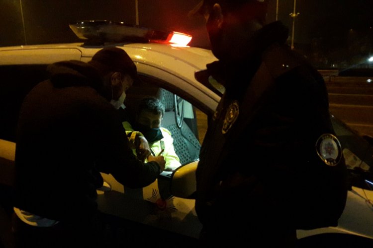 Bursa'da kısıtlamaya uymayan ehliyetsiz sürücü ve arkadaşı ceza yedi