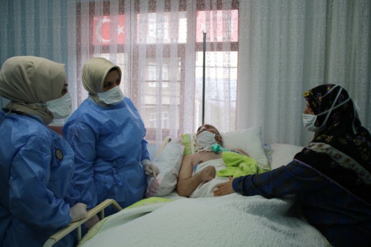 Sağlıkçıların pandemide zorlu 'evde bakım' mesaisi