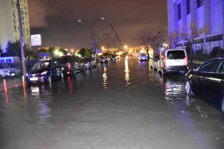İzmir'de sağanak sonrası deniz taştı, araçlar su altında kaldı
