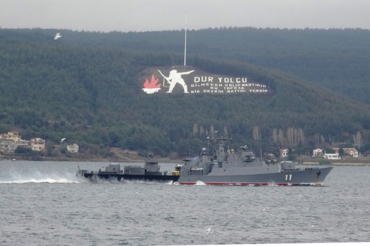 Bulgar savaş gemisi 'Smeli' Çanakkale Boğazı'ndan geçti