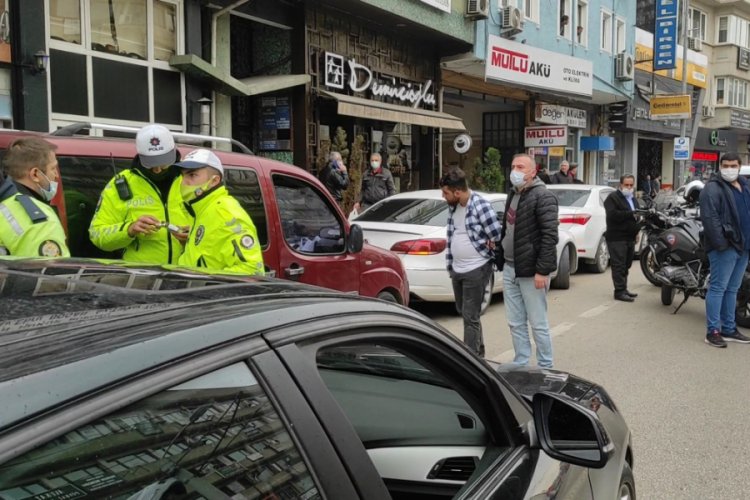 Bursa'da kovalamaca sonucu yakalanan araçta uyuşturucu kullanma aparatı bulundu