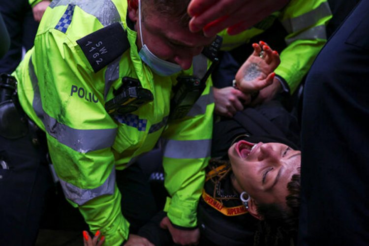 İngiltere'de polis aşı karşıtı gösteriye müdahale etti