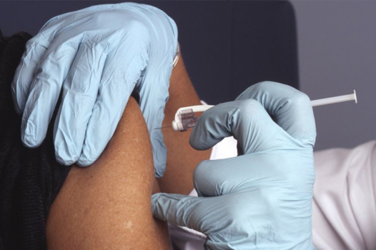 ABD'de ilk Kovid-19 aşısı bir hemşireye yapıldı