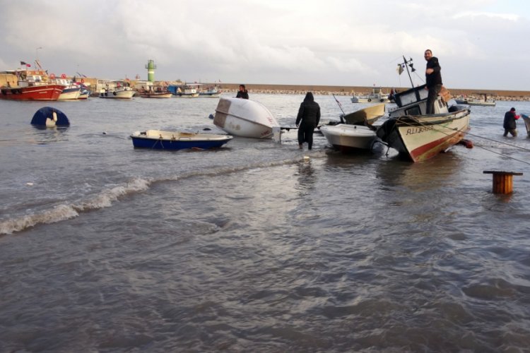 Mersin'de balıkçıların fırtına nöbeti